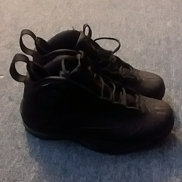 Basketball shoes - Picture 2 of 3